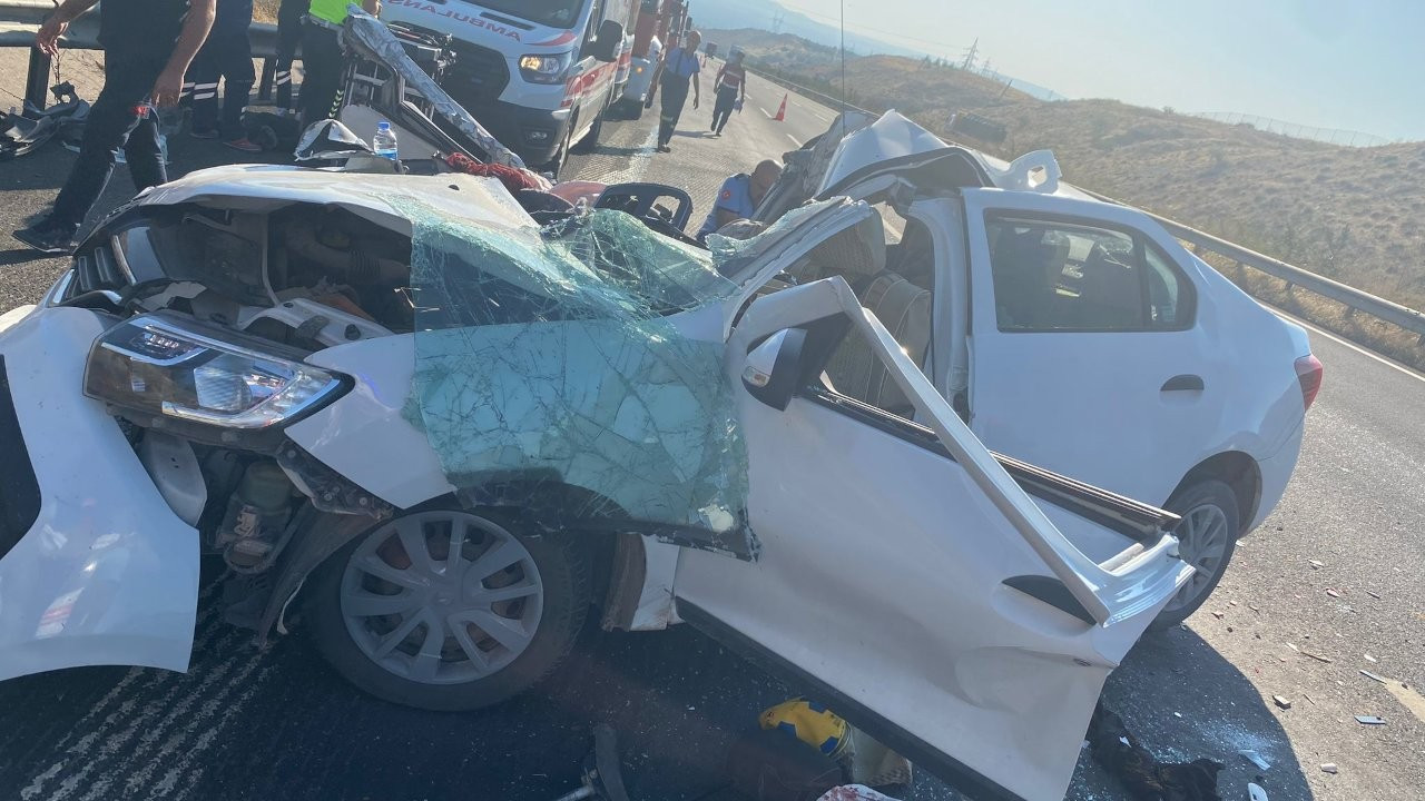 Antep’te otomobil tıra arkadan çarptı: 1 ölü, 6 yaralı